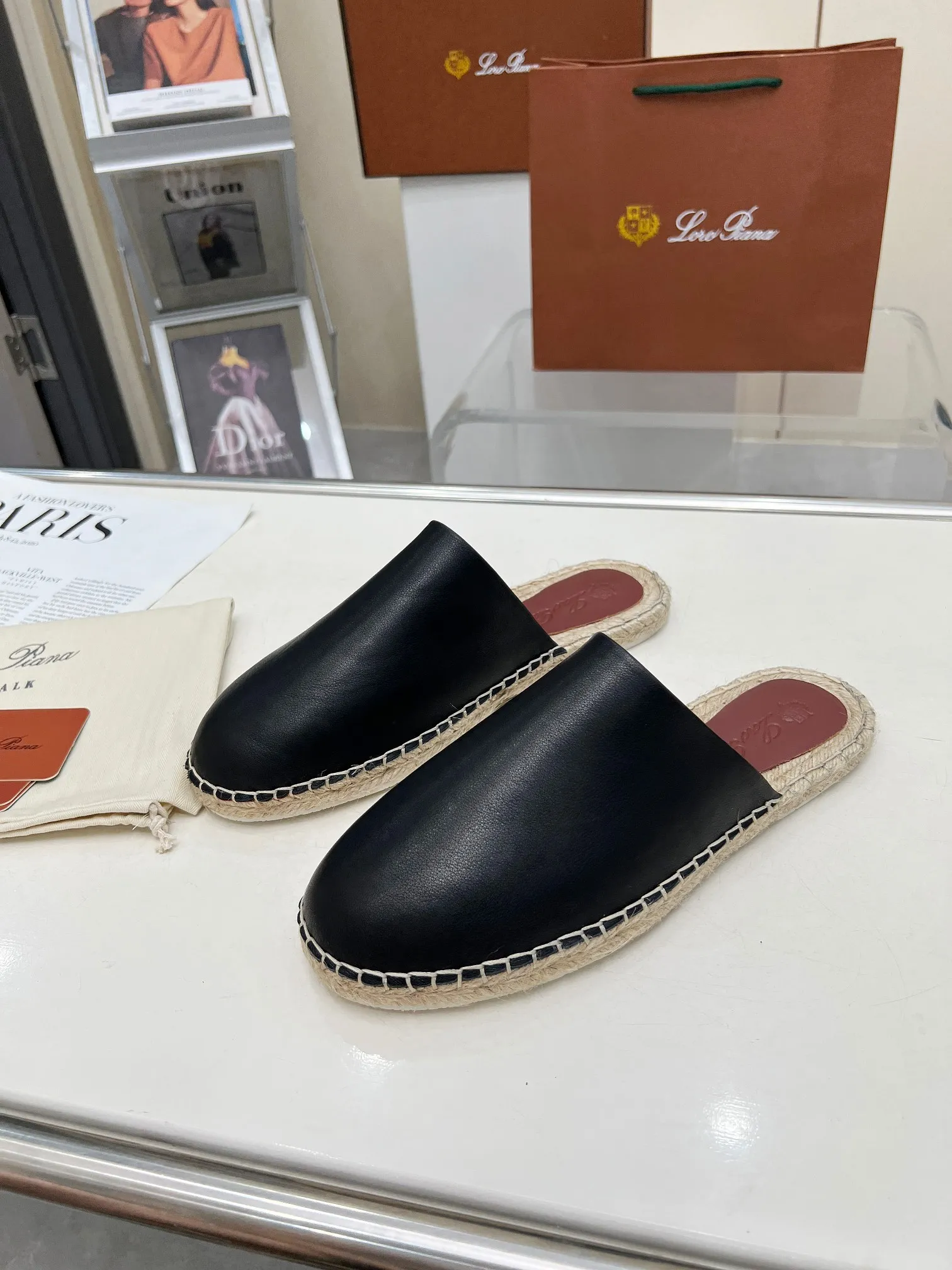 Men's men's shoes 💰520 🧚‍♂️.Loro Piana*👉Top genuine high-end fisherman's shoes and half-drag style👉Buy the original 1:1 copy💯💯💯 Founded the existing Loro Piana company on April 24, 1924. It is now the sixth generation of family business, providing high-quality products to customers who are discerning about taste and quality. ❤️Imported calfskin fabric. The lining is made of A-grade sweat-absorbent and breathable lining. 💯💯💯 Purely handmade. 💯Authentic packaging. Original one-to-one molded outsole. The favorite sandals of Middle Eastern tycoons. Code number: 39-46.